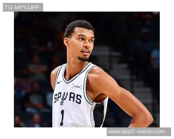 马刺新星哈珀表现亮眼8中4三分1中1助攻8次助球队未来可期