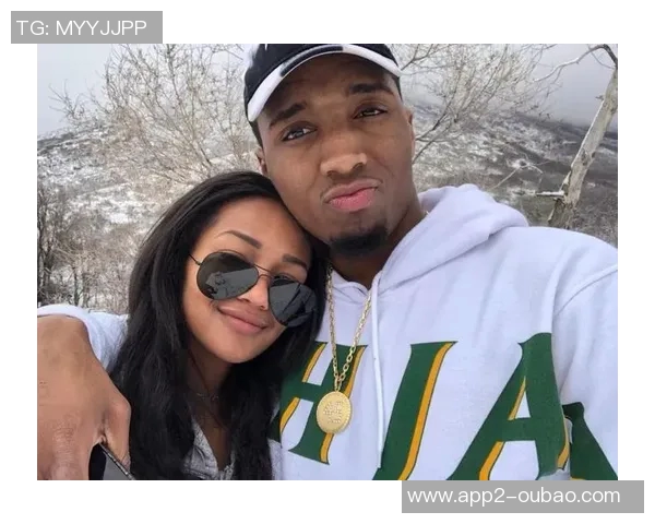 当众秀恩爱米切尔往未婚妻脸上丢毛巾后者气鼓鼓可爱噘嘴