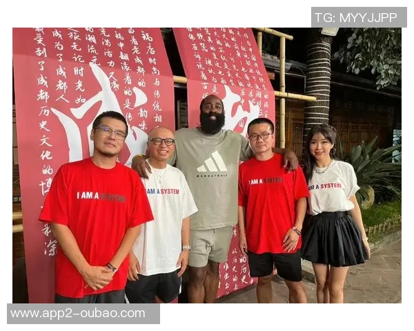 快船分享哈登与中国留学生约翰郝亲密合影表达感激之情